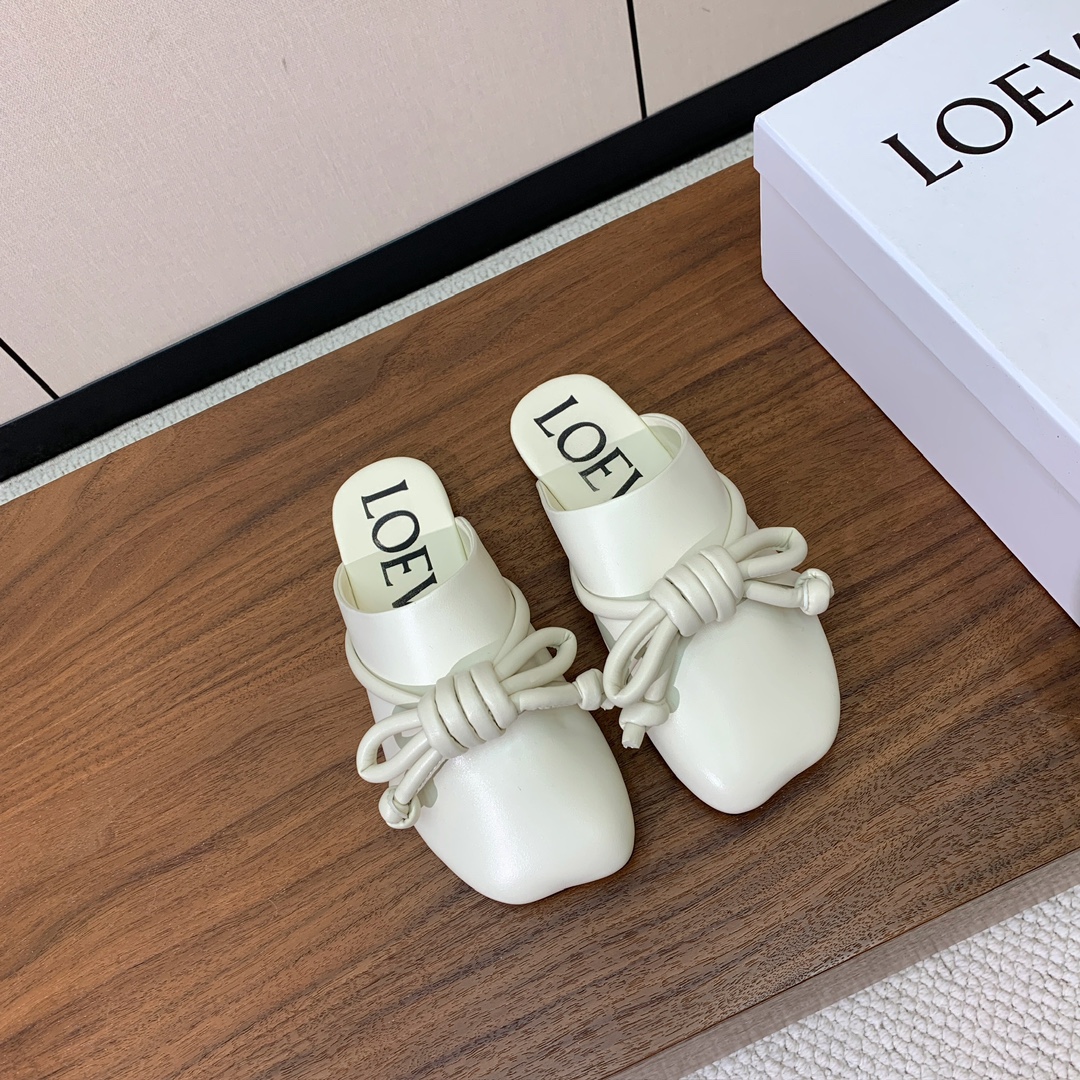 【LOEW*】包头鞋。简约大方，质感满满。日常随意搭配都非常奈斯。面料原版定制小牛皮，羊皮内里及垫脚，注