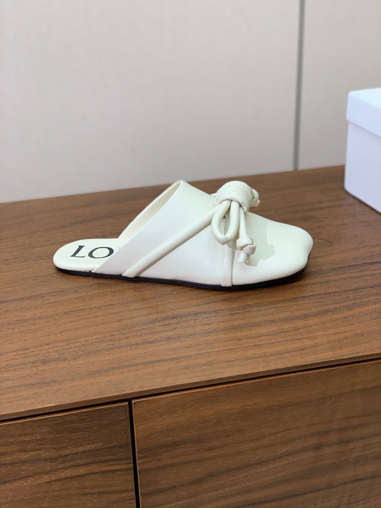 【LOEW*】包头鞋。简约大方，质感满满。日常随意搭配都非常奈斯。面料原版定制小牛皮，羊皮内里及垫脚，注