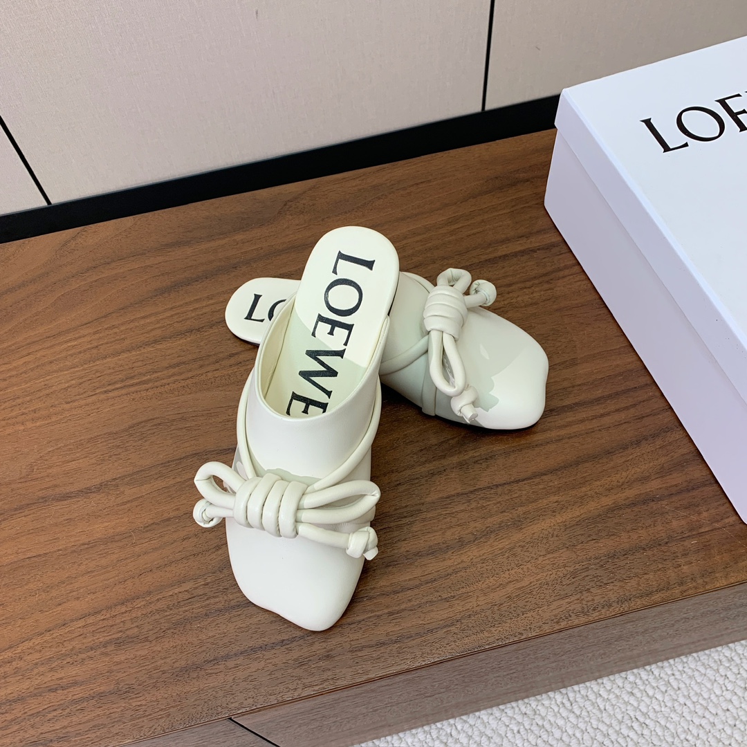【LOEW*】包头鞋。简约大方，质感满满。日常随意搭配都非常奈斯。面料原版定制小牛皮，羊皮内里及垫脚，注