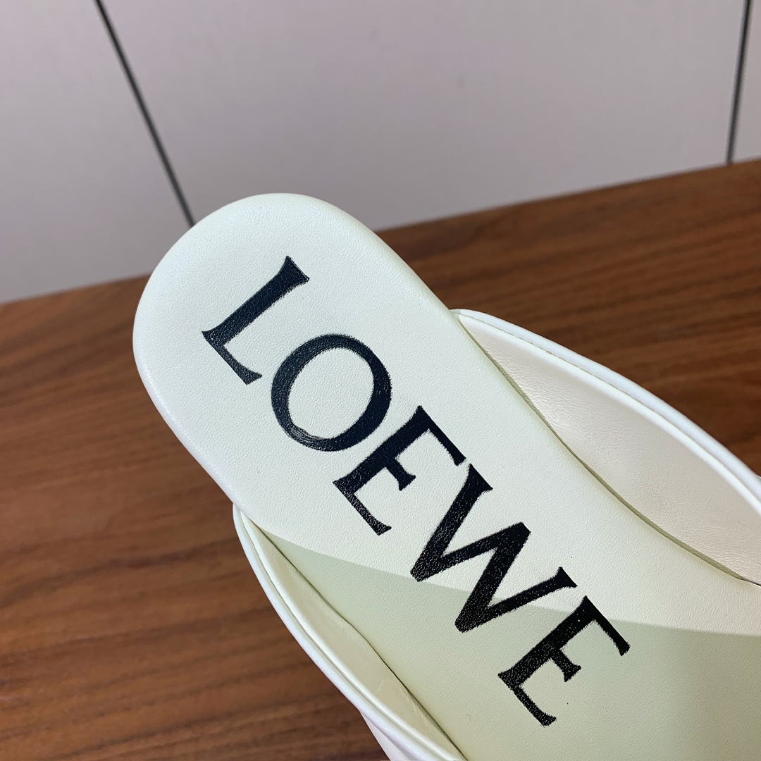 【LOEW*】包头鞋。简约大方，质感满满。日常随意搭配都非常奈斯。面料原版定制小牛皮，羊皮内里及垫脚，注