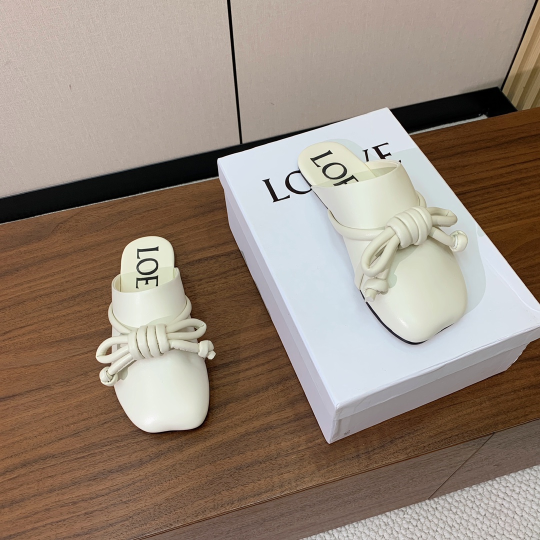 【LOEW*】包头鞋。简约大方，质感满满。日常随意搭配都非常奈斯。面料原版定制小牛皮，羊皮内里及垫脚，注