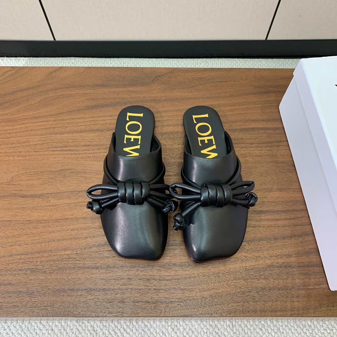 【LOEW*】包头鞋。简约大方，质感满满。日常随意搭配都非常奈斯。面料原版定制小牛皮，羊皮内里及垫脚，注