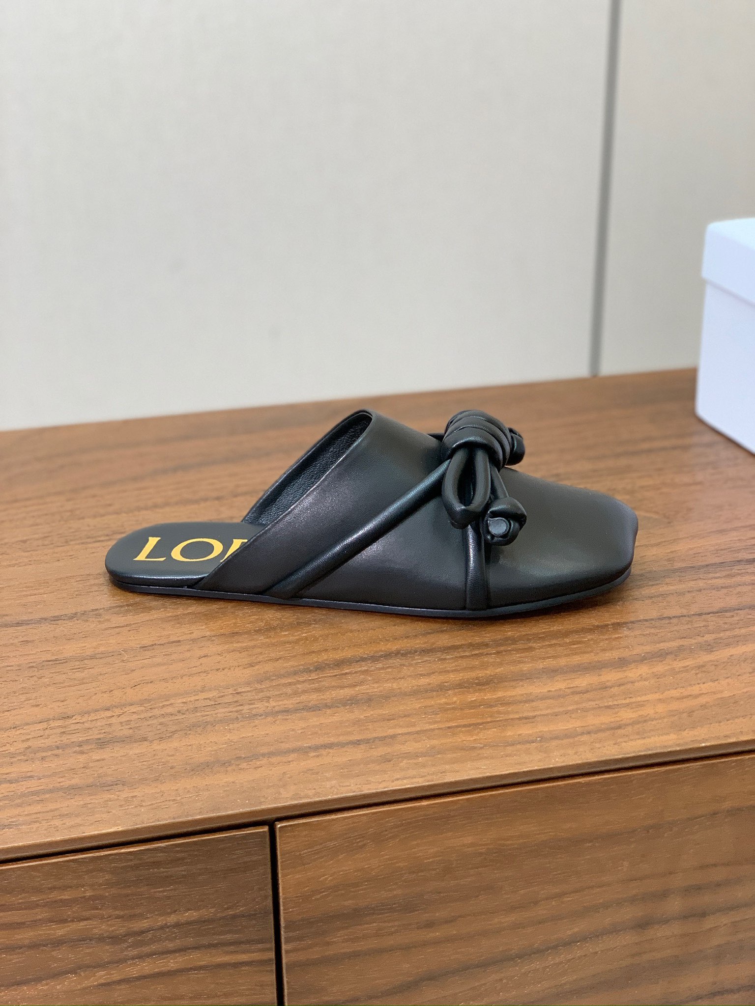 【LOEW*】包头鞋。简约大方，质感满满。日常随意搭配都非常奈斯。面料原版定制小牛皮，羊皮内里及垫脚，注