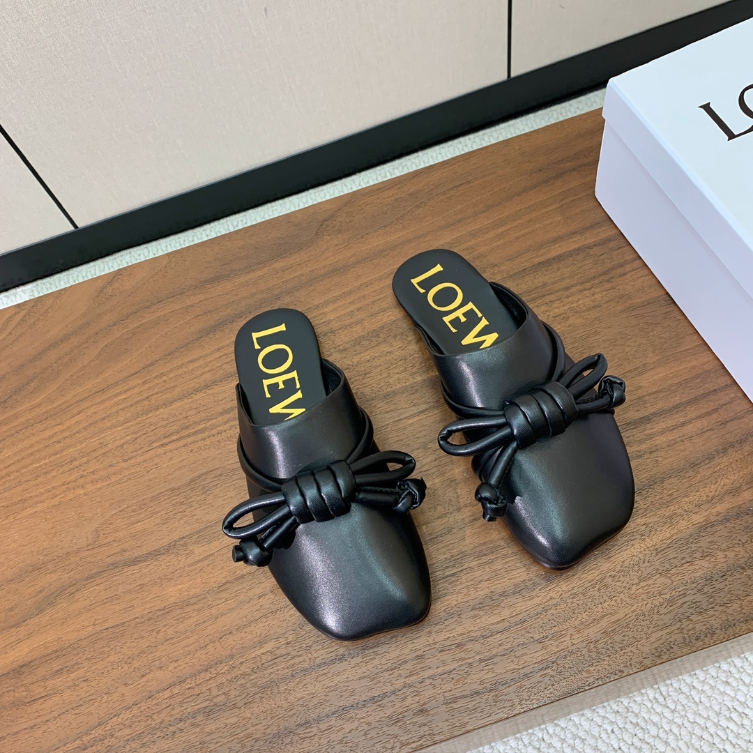 【LOEW*】包头鞋。简约大方，质感满满。日常随意搭配都非常奈斯。面料原版定制小牛皮，羊皮内里及垫脚，注