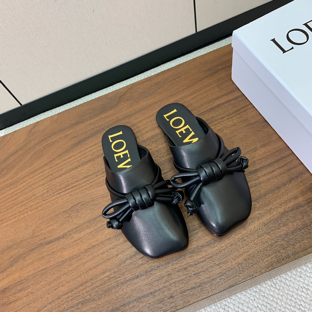 【LOEW*】包头鞋。简约大方，质感满满。日常随意搭配都非常奈斯。面料原版定制小牛皮，羊皮内里及垫脚，注
