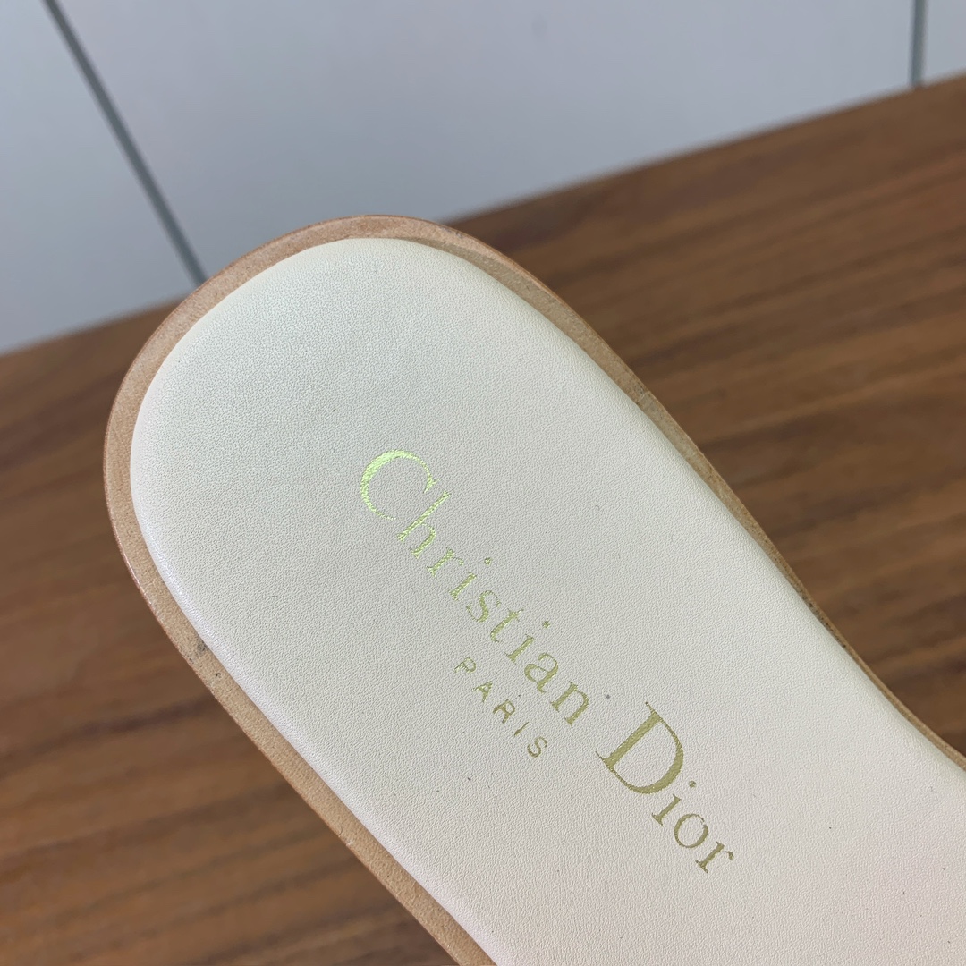 【D*or】水钻镂空叠层交叉带拖鞋。以简约优雅的设计重新诠释经典款式。鞋面精致的牛皮革饰带点缀以交叉CD