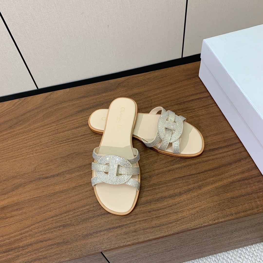 【D*or】水钻镂空叠层交叉带拖鞋。以简约优雅的设计重新诠释经典款式。鞋面精致的牛皮革饰带点缀以交叉CD
