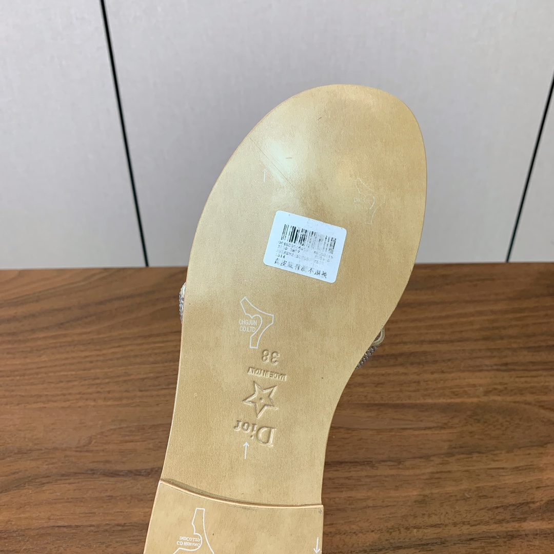 【D*or】水钻镂空叠层交叉带拖鞋。以简约优雅的设计重新诠释经典款式。鞋面精致的牛皮革饰带点缀以交叉CD