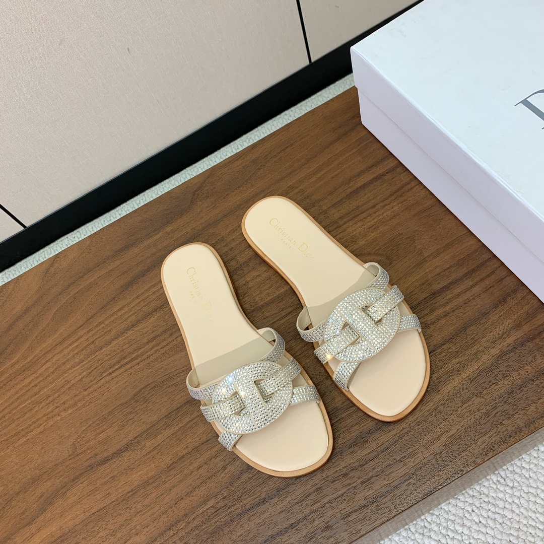 【D*or】水钻镂空叠层交叉带拖鞋。以简约优雅的设计重新诠释经典款式。鞋面精致的牛皮革饰带点缀以交叉CD