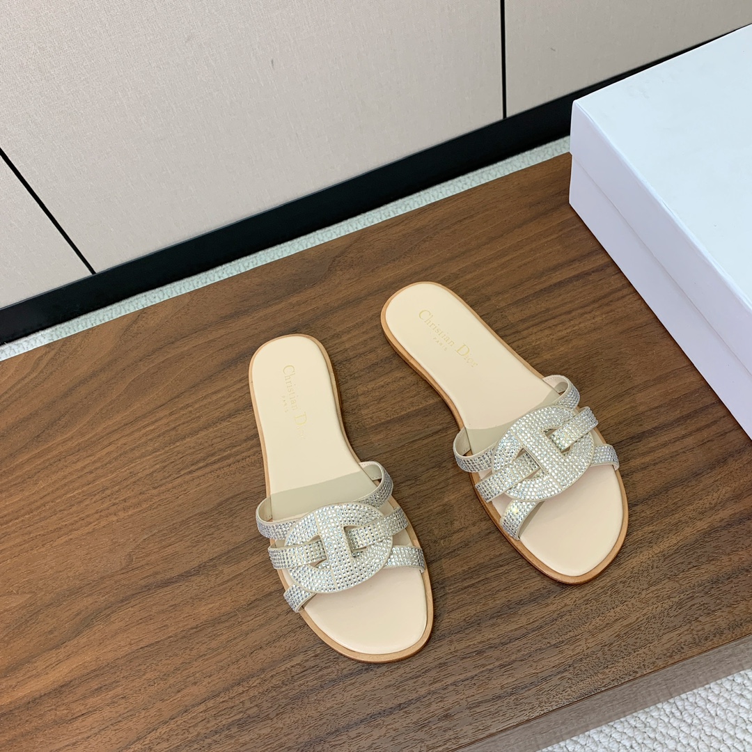 【D*or】水钻镂空叠层交叉带拖鞋。以简约优雅的设计重新诠释经典款式。鞋面精致的牛皮革饰带点缀以交叉CD