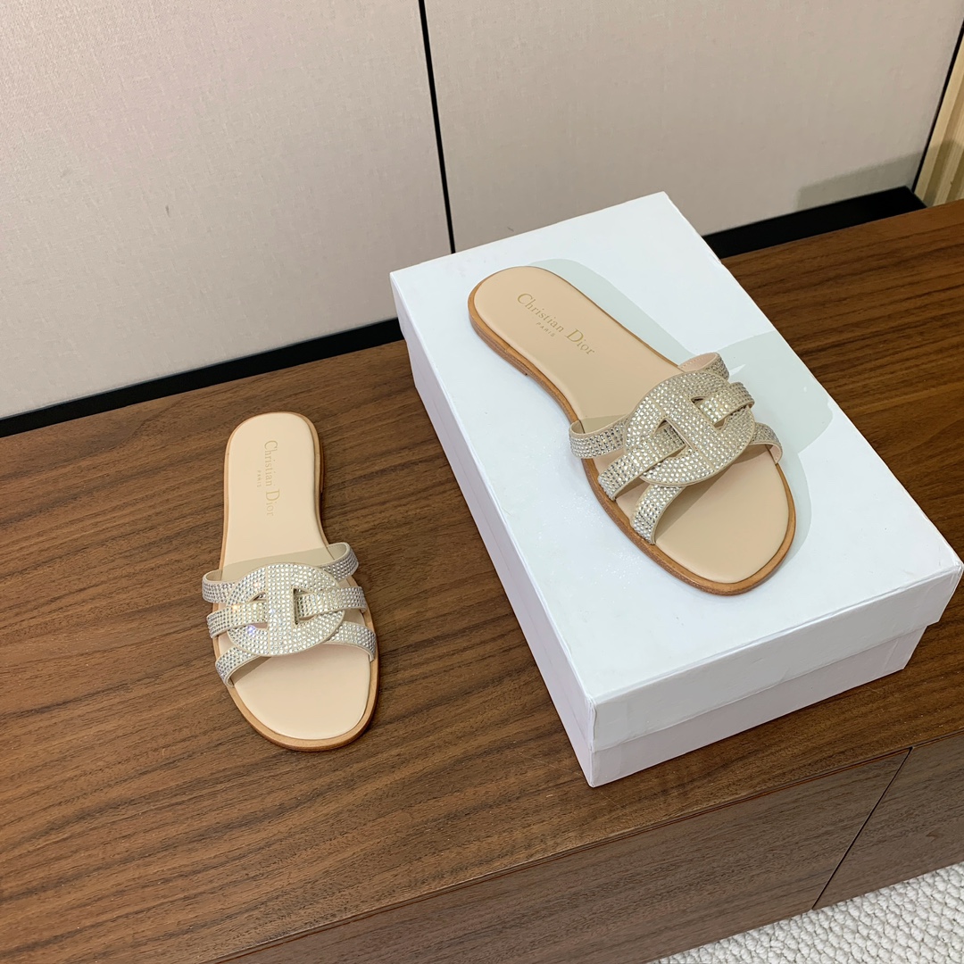 【D*or】水钻镂空叠层交叉带拖鞋。以简约优雅的设计重新诠释经典款式。鞋面精致的牛皮革饰带点缀以交叉CD