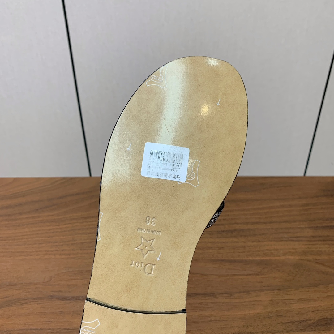 【D*or】水钻镂空叠层交叉带拖鞋。以简约优雅的设计重新诠释经典款式。鞋面精致的牛皮革饰带点缀以交叉CD