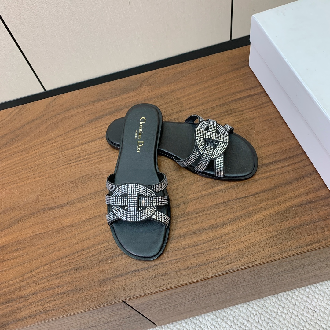 【D*or】水钻镂空叠层交叉带拖鞋。以简约优雅的设计重新诠释经典款式。鞋面精致的牛皮革饰带点缀以交叉CD