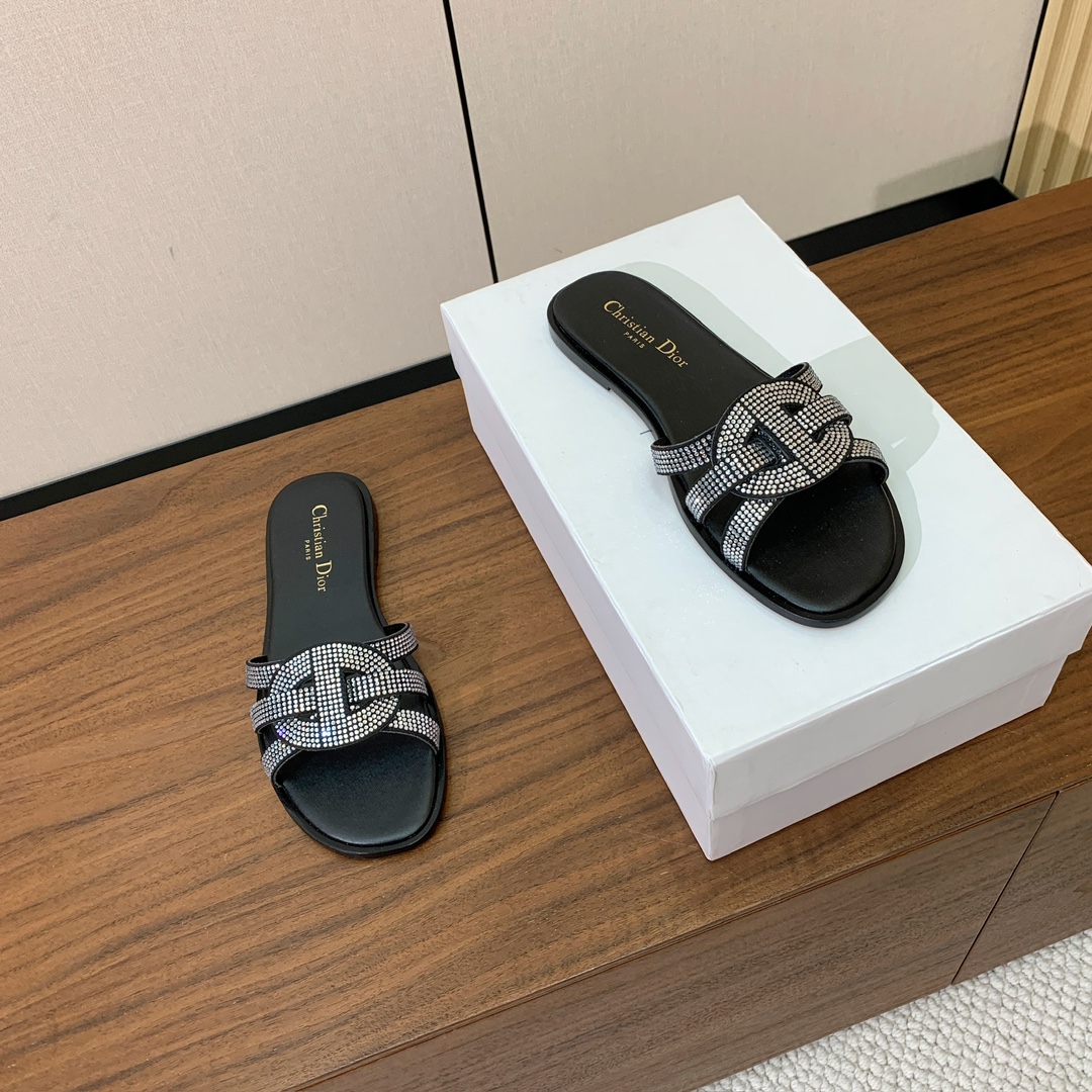 【D*or】水钻镂空叠层交叉带拖鞋。以简约优雅的设计重新诠释经典款式。鞋面精致的牛皮革饰带点缀以交叉CD