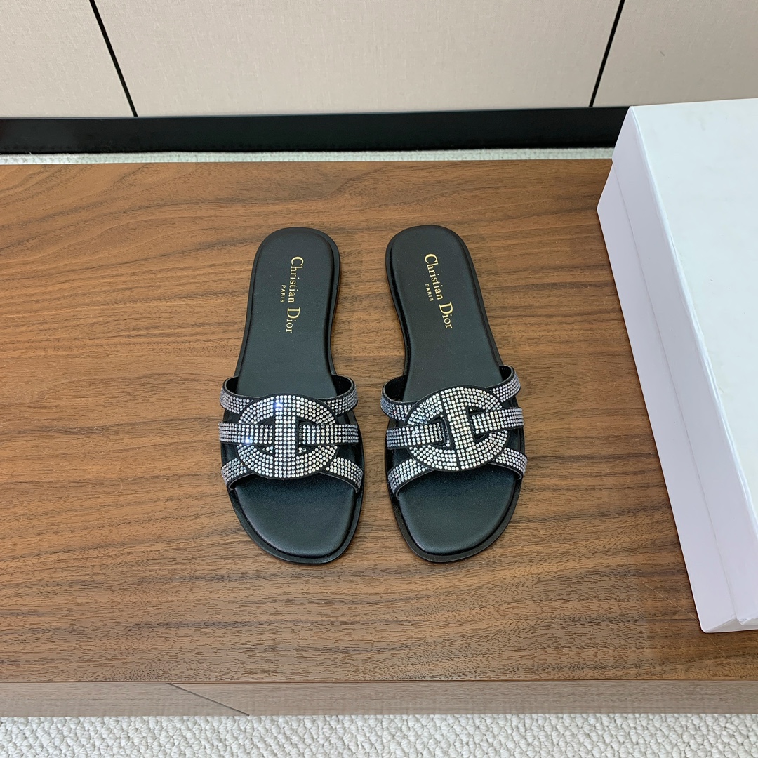 【D*or】水钻镂空叠层交叉带拖鞋。以简约优雅的设计重新诠释经典款式。鞋面精致的牛皮革饰带点缀以交叉CD
