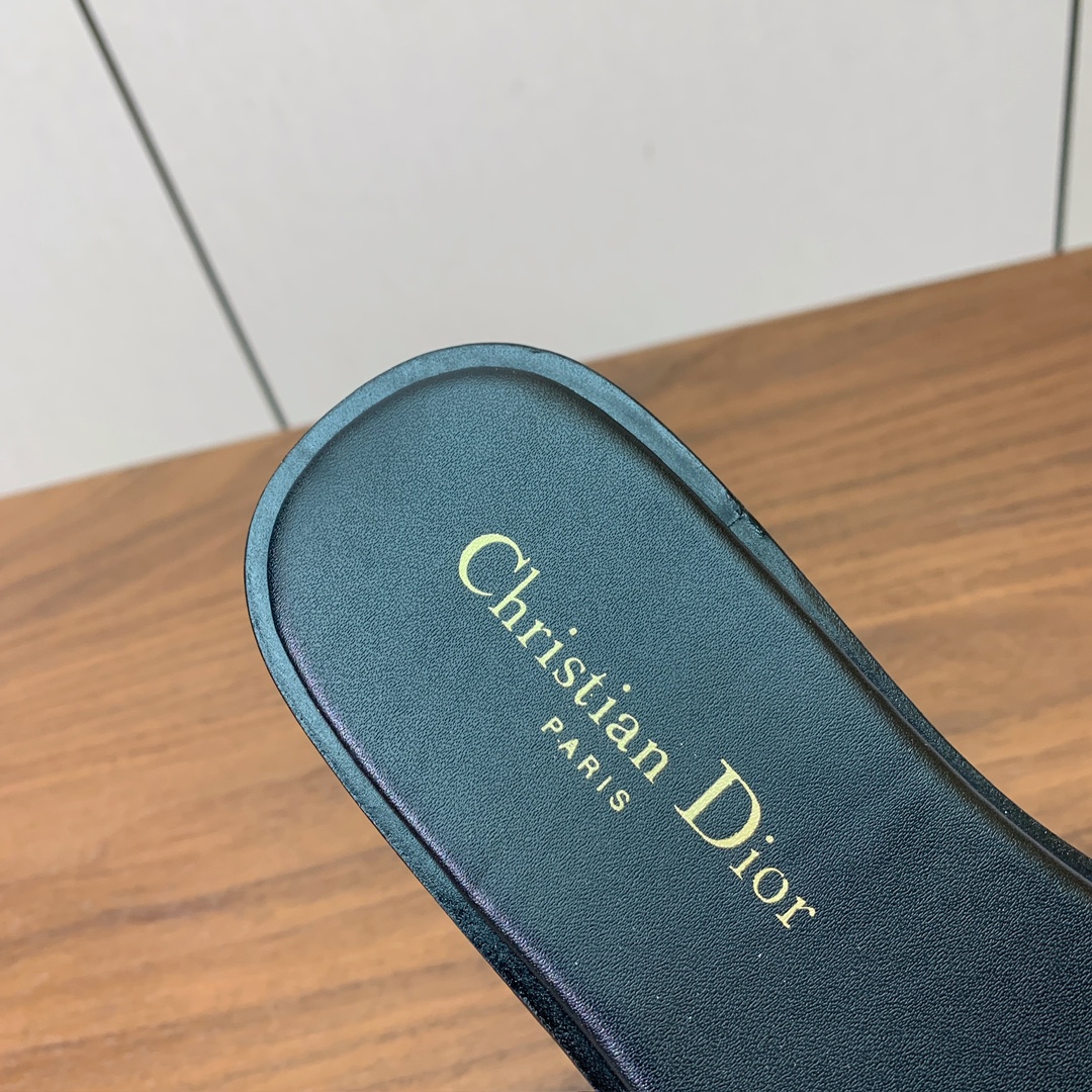 【D*or】水钻镂空叠层交叉带拖鞋。以简约优雅的设计重新诠释经典款式。鞋面精致的牛皮革饰带点缀以交叉CD