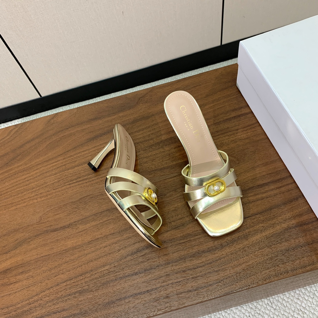 【D*or】CD字母扣金属logo细高跟拖鞋。采用牛皮革精心制作。鞋面饰金属“CD”标志突显版型，经典优