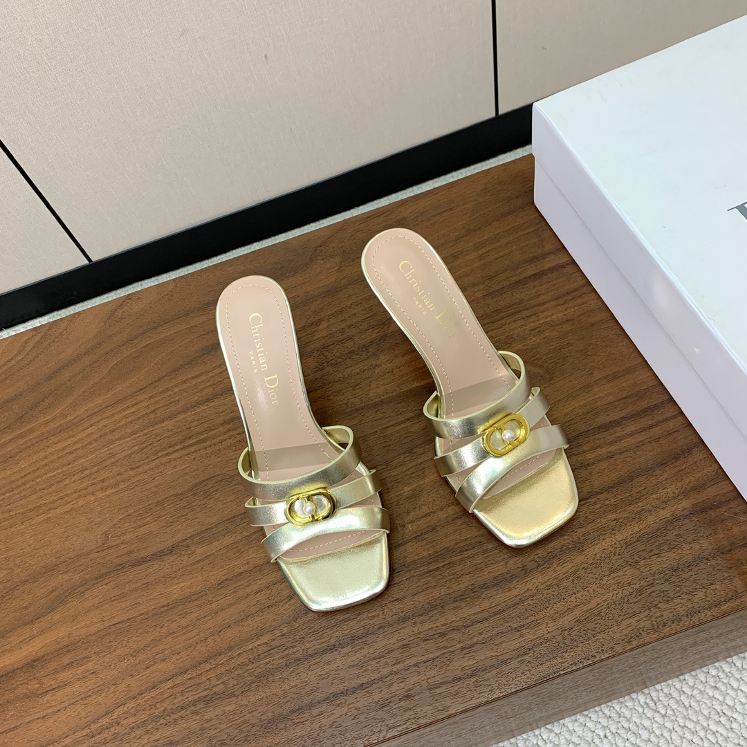 【D*or】CD字母扣金属logo细高跟拖鞋。采用牛皮革精心制作。鞋面饰金属“CD”标志突显版型，经典优