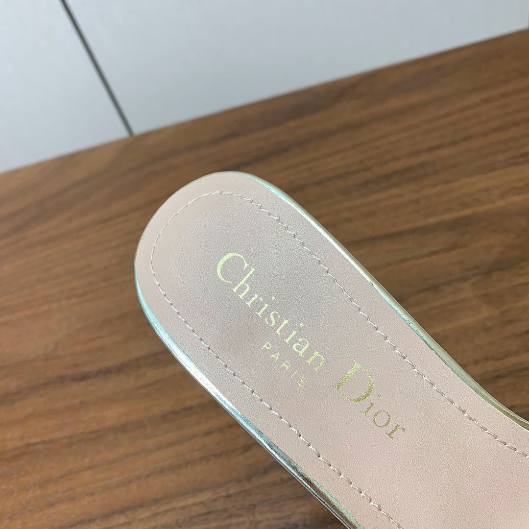 【D*or】CD字母扣金属logo细高跟拖鞋。采用牛皮革精心制作。鞋面饰金属“CD”标志突显版型，经典优