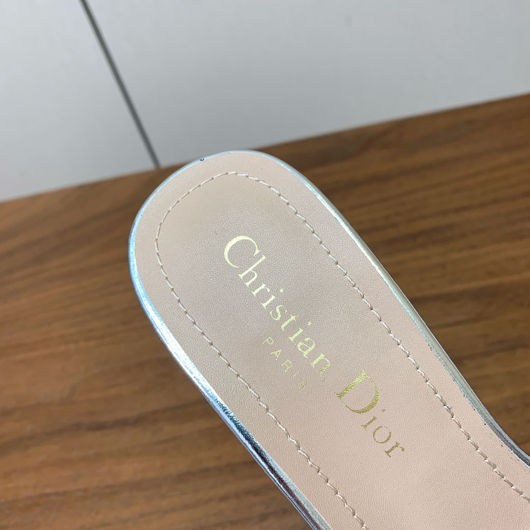 【D*or】CD字母扣金属logo细高跟拖鞋。采用牛皮革精心制作。鞋面饰金属“CD”标志突显版型，经典优