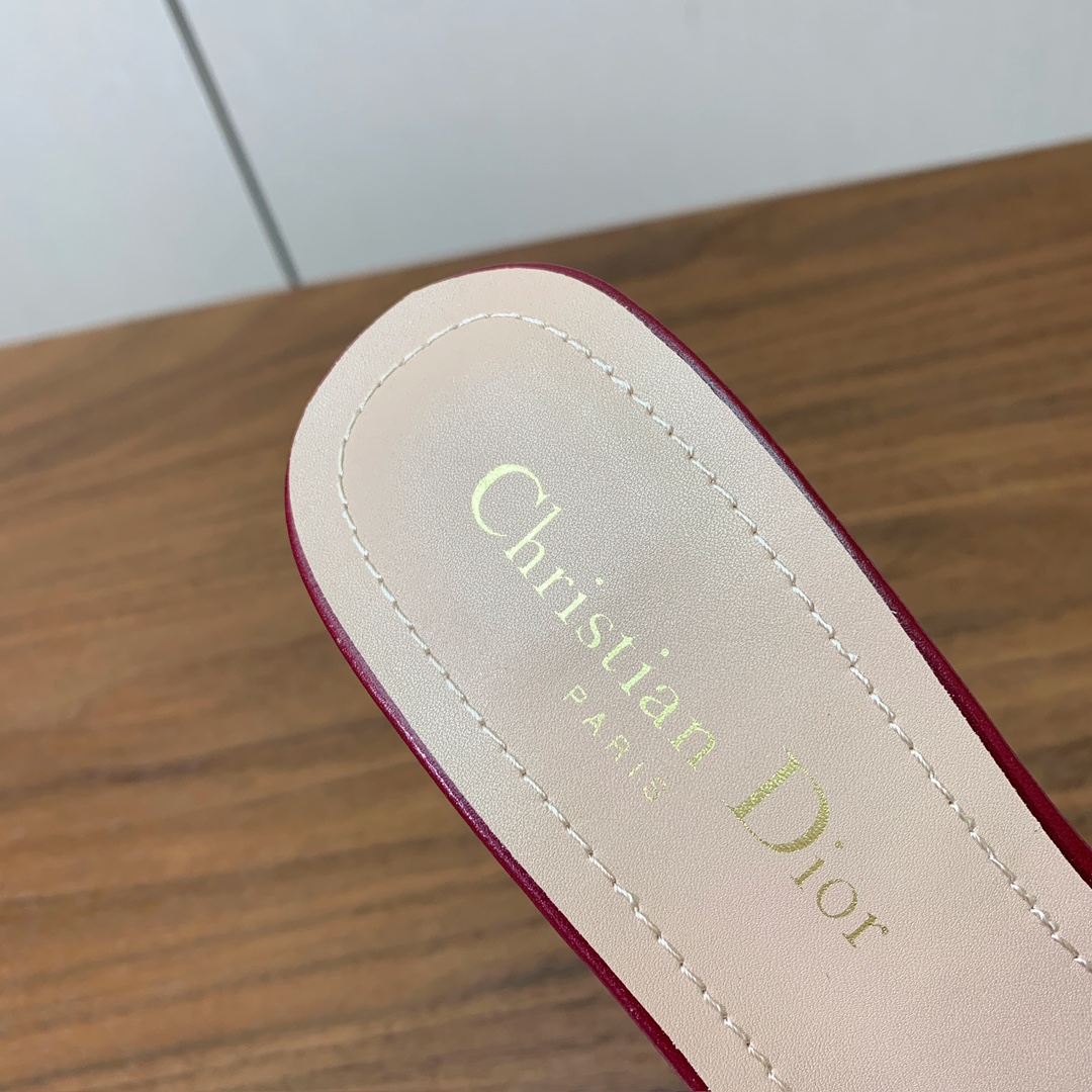 【D*or】CD字母扣金属logo细高跟拖鞋。采用牛皮革精心制作。鞋面饰金属“CD”标志突显版型，经典优