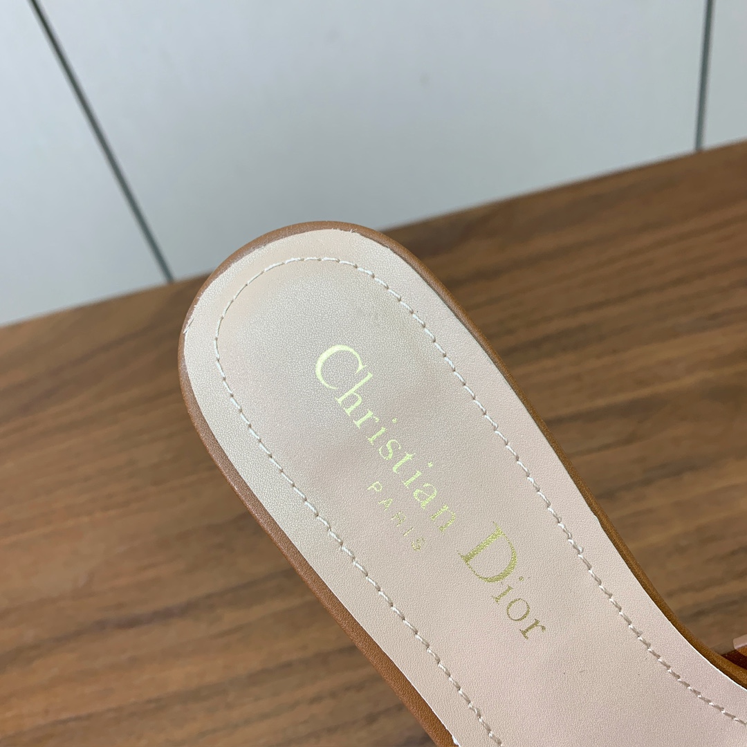 【D*or】CD字母扣金属logo细高跟拖鞋。采用牛皮革精心制作。鞋面饰金属“CD”标志突显版型，经典优