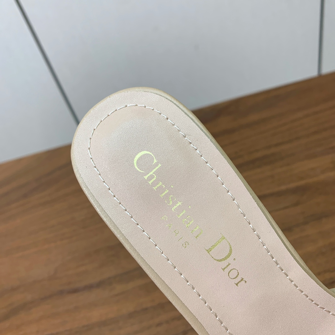 【D*or】CD字母扣金属logo细高跟拖鞋。采用牛皮革精心制作。鞋面饰金属“CD”标志突显版型，经典优