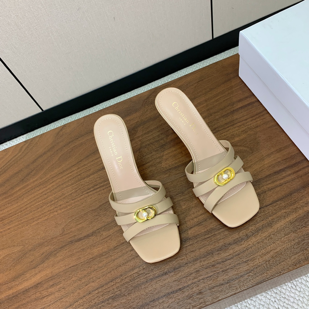 【D*or】CD字母扣金属logo细高跟拖鞋。采用牛皮革精心制作。鞋面饰金属“CD”标志突显版型，经典优