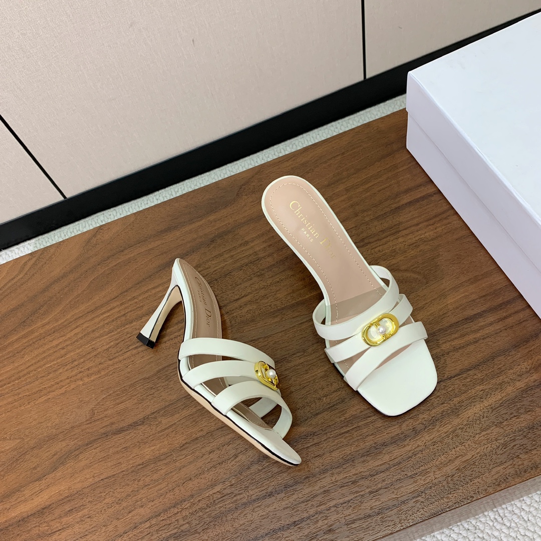 【D*or】CD字母扣金属logo细高跟拖鞋。采用牛皮革精心制作。鞋面饰金属“CD”标志突显版型，经典优