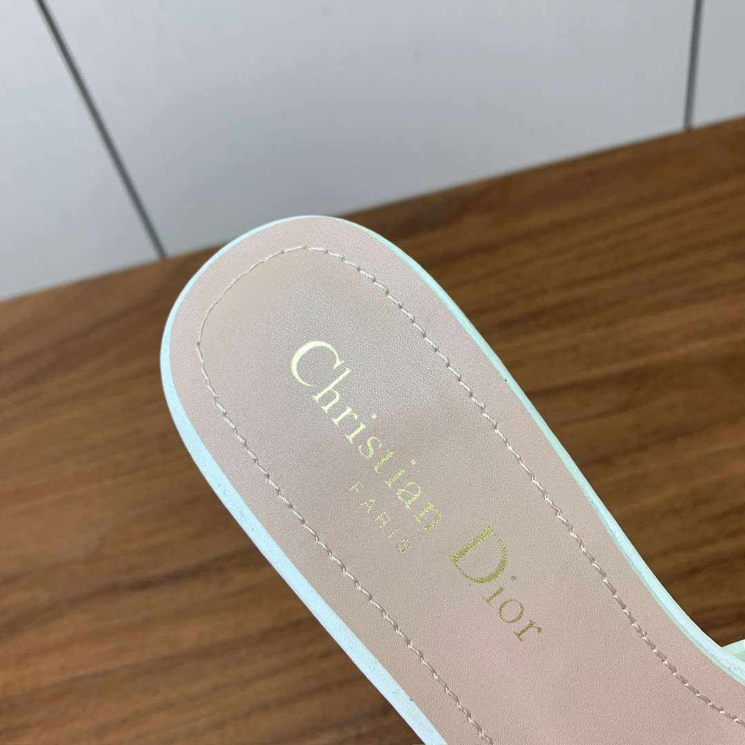 【D*or】CD字母扣金属logo细高跟拖鞋。采用牛皮革精心制作。鞋面饰金属“CD”标志突显版型，经典优