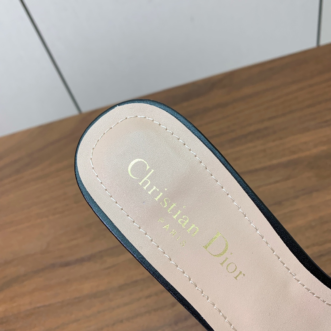 【D*or】CD字母扣金属logo细高跟拖鞋。采用牛皮革精心制作。鞋面饰金属“CD”标志突显版型，经典优