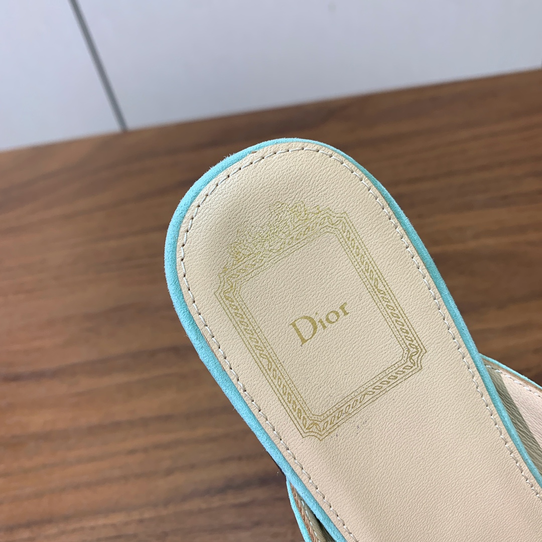 【D*or】蝴蝶结包头拖。修长方形鞋头和精致的金色饰面金属蝴蝶结装饰。采用绒面羊皮革精心制作，彰显舒适穿