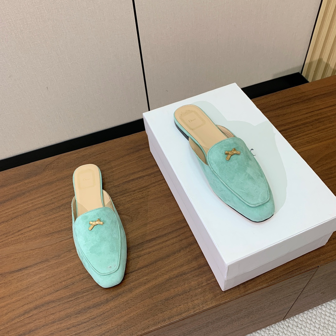 【D*or】蝴蝶结包头拖。修长方形鞋头和精致的金色饰面金属蝴蝶结装饰。采用绒面羊皮革精心制作，彰显舒适穿