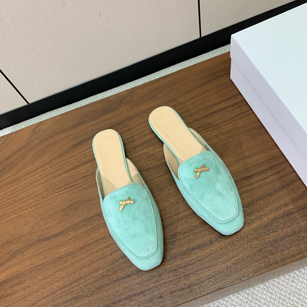 【D*or】蝴蝶结包头拖。修长方形鞋头和精致的金色饰面金属蝴蝶结装饰。采用绒面羊皮革精心制作，彰显舒适穿