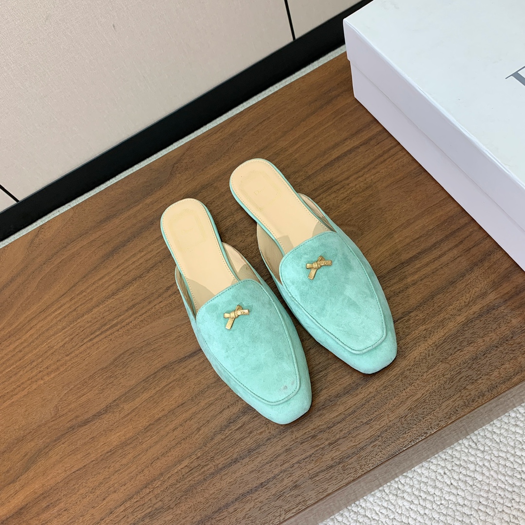 【D*or】蝴蝶结包头拖。修长方形鞋头和精致的金色饰面金属蝴蝶结装饰。采用绒面羊皮革精心制作，彰显舒适穿
