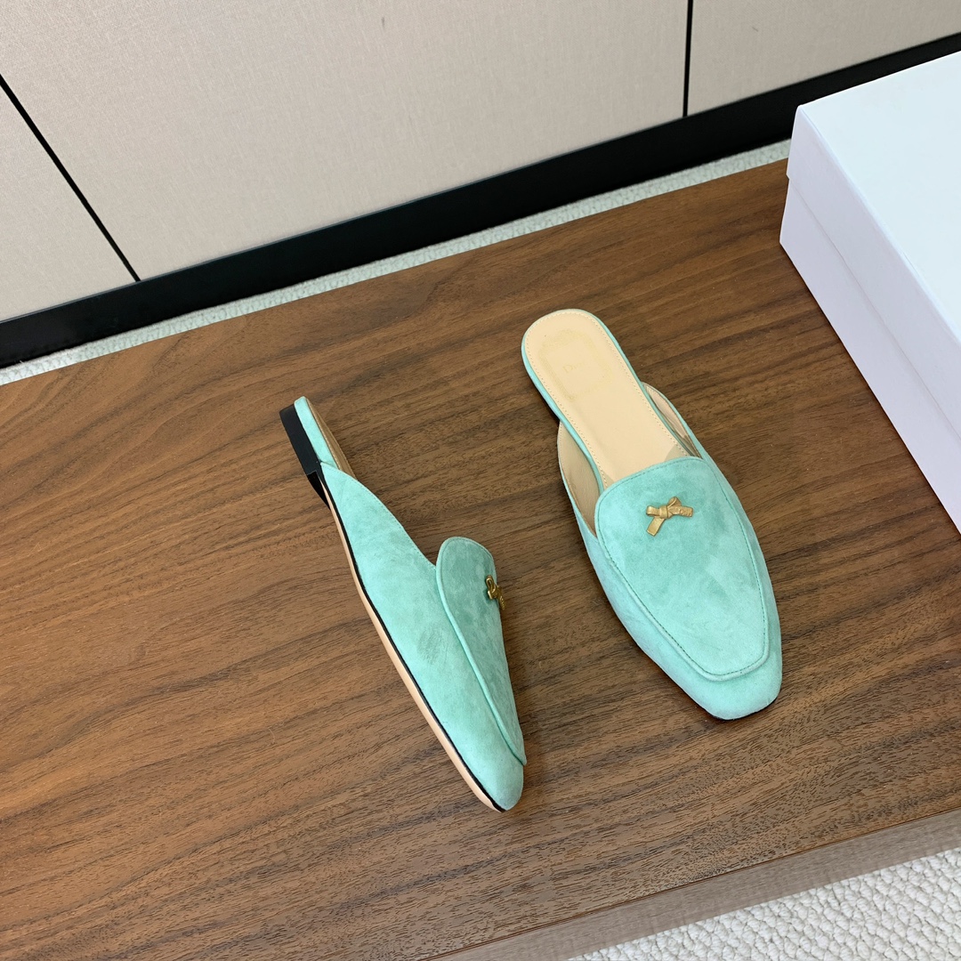 【D*or】蝴蝶结包头拖。修长方形鞋头和精致的金色饰面金属蝴蝶结装饰。采用绒面羊皮革精心制作，彰显舒适穿