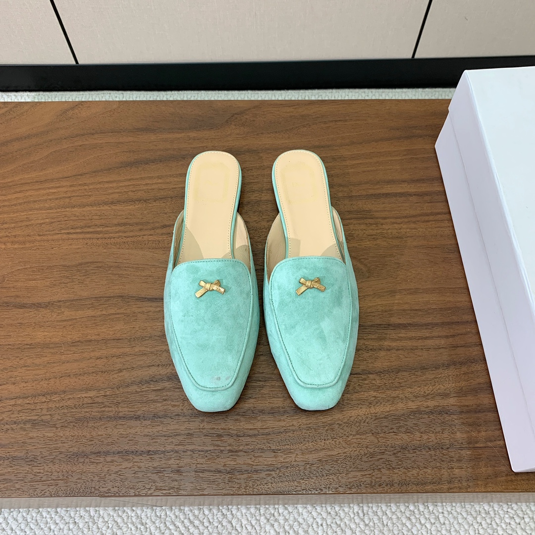 【D*or】蝴蝶结包头拖。修长方形鞋头和精致的金色饰面金属蝴蝶结装饰。采用绒面羊皮革精心制作，彰显舒适穿