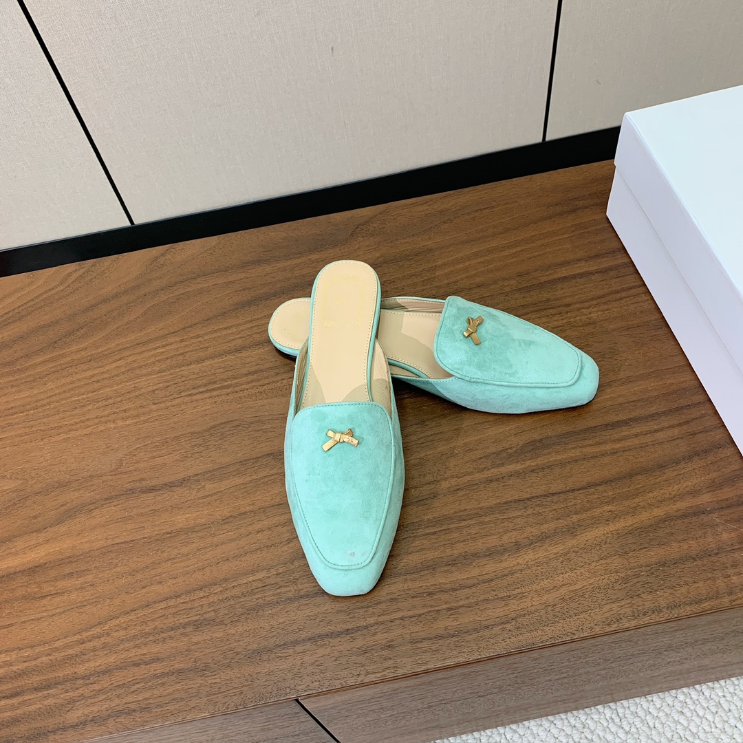 【D*or】蝴蝶结包头拖。修长方形鞋头和精致的金色饰面金属蝴蝶结装饰。采用绒面羊皮革精心制作，彰显舒适穿