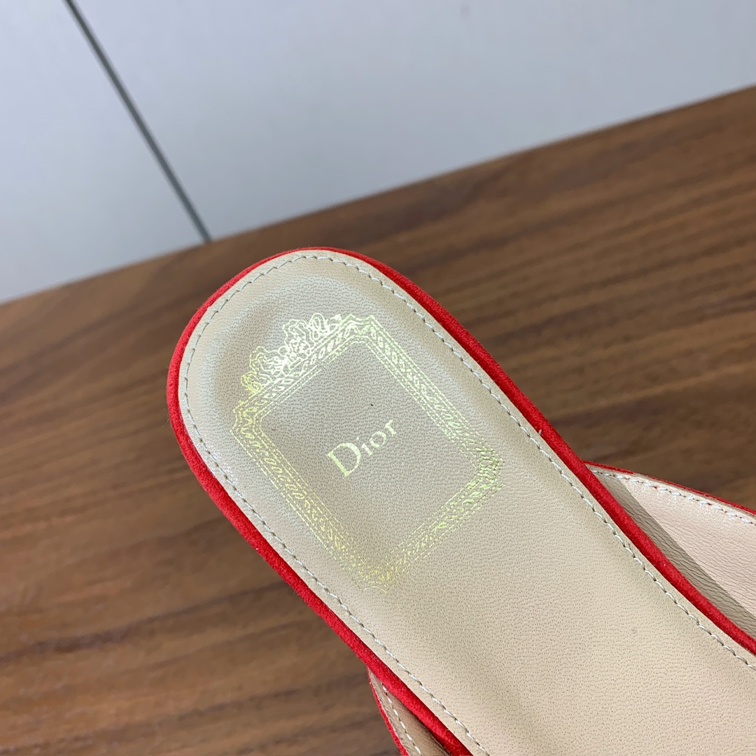 【D*or】蝴蝶结包头拖。修长方形鞋头和精致的金色饰面金属蝴蝶结装饰。采用绒面羊皮革精心制作，彰显舒适穿