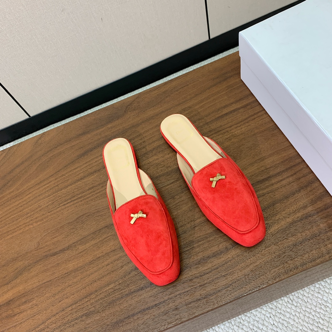 【D*or】蝴蝶结包头拖。修长方形鞋头和精致的金色饰面金属蝴蝶结装饰。采用绒面羊皮革精心制作，彰显舒适穿