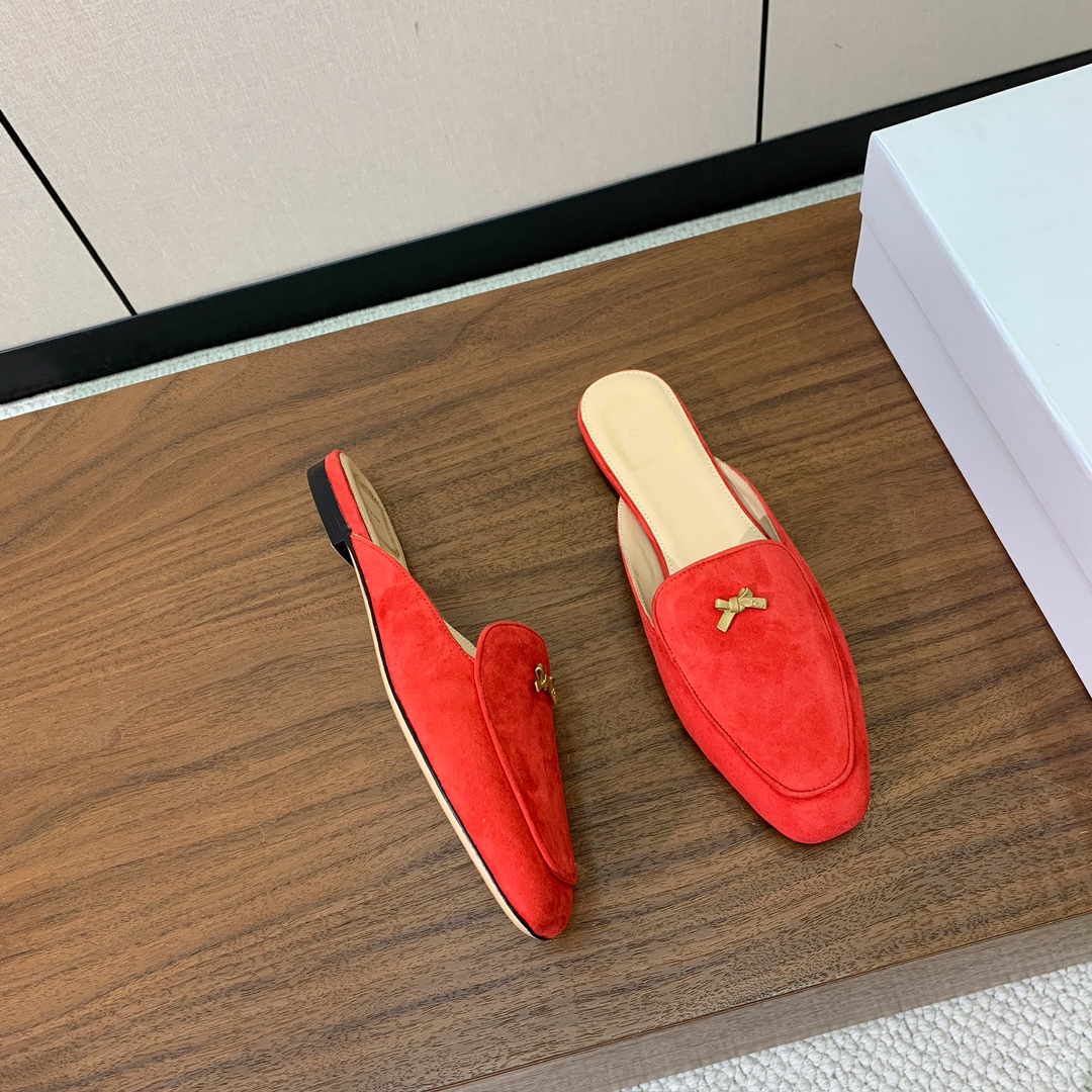 【D*or】蝴蝶结包头拖。修长方形鞋头和精致的金色饰面金属蝴蝶结装饰。采用绒面羊皮革精心制作，彰显舒适穿