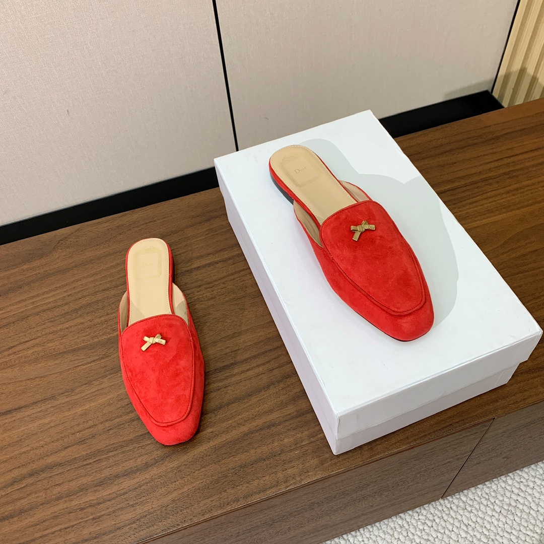 【D*or】蝴蝶结包头拖。修长方形鞋头和精致的金色饰面金属蝴蝶结装饰。采用绒面羊皮革精心制作，彰显舒适穿