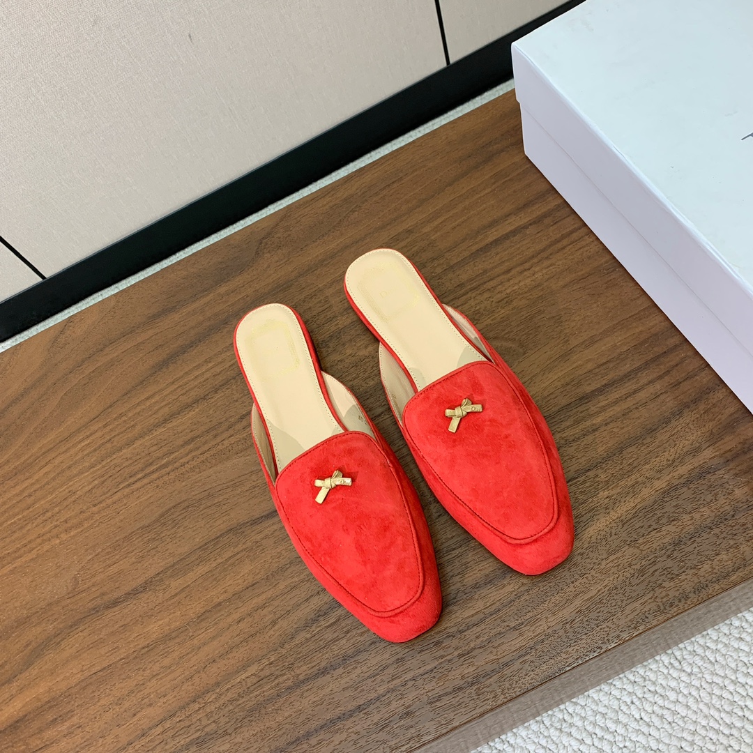 【D*or】蝴蝶结包头拖。修长方形鞋头和精致的金色饰面金属蝴蝶结装饰。采用绒面羊皮革精心制作，彰显舒适穿