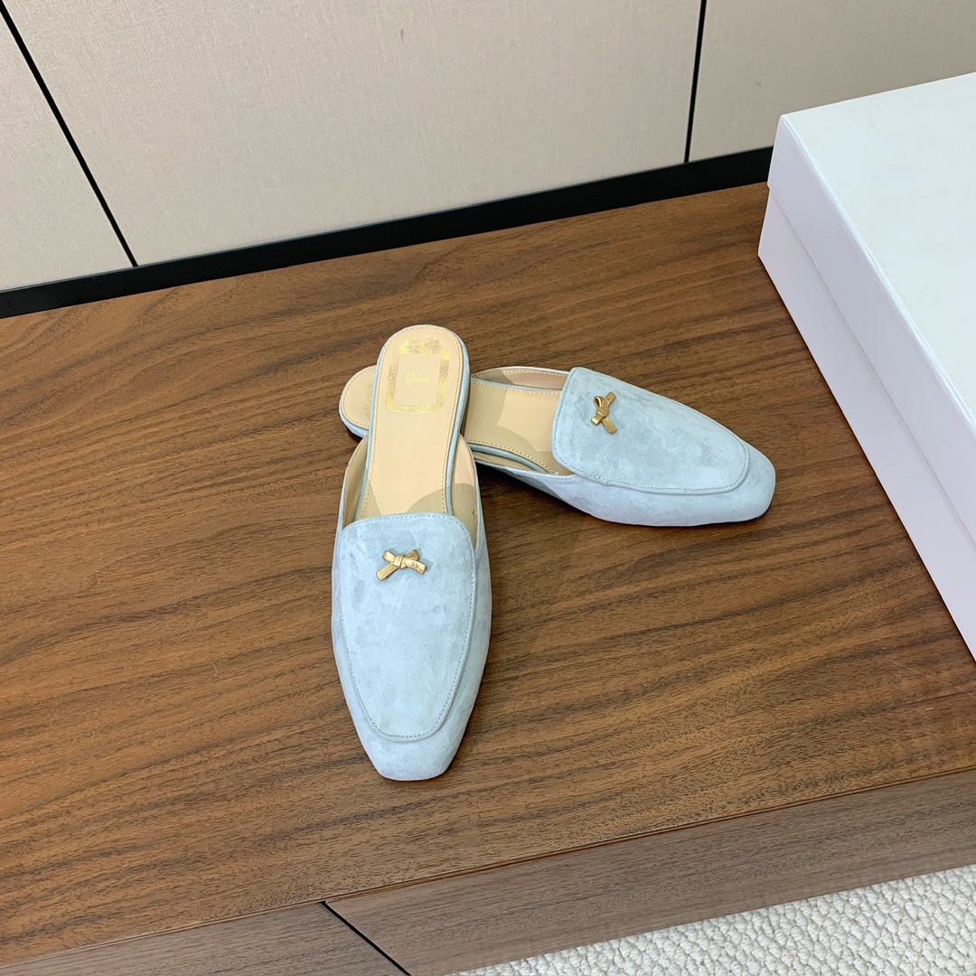 【D*or】蝴蝶结包头拖。修长方形鞋头和精致的金色饰面金属蝴蝶结装饰。采用绒面羊皮革精心制作，彰显舒适穿