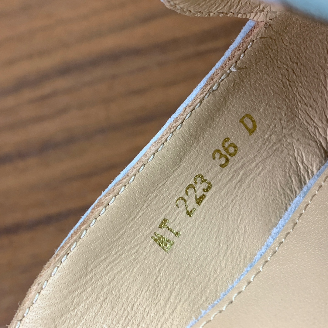 【D*or】蝴蝶结包头拖。修长方形鞋头和精致的金色饰面金属蝴蝶结装饰。采用绒面羊皮革精心制作，彰显舒适穿