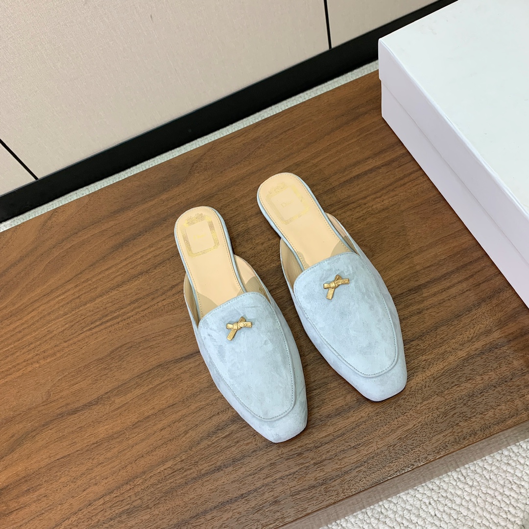 【D*or】蝴蝶结包头拖。修长方形鞋头和精致的金色饰面金属蝴蝶结装饰。采用绒面羊皮革精心制作，彰显舒适穿
