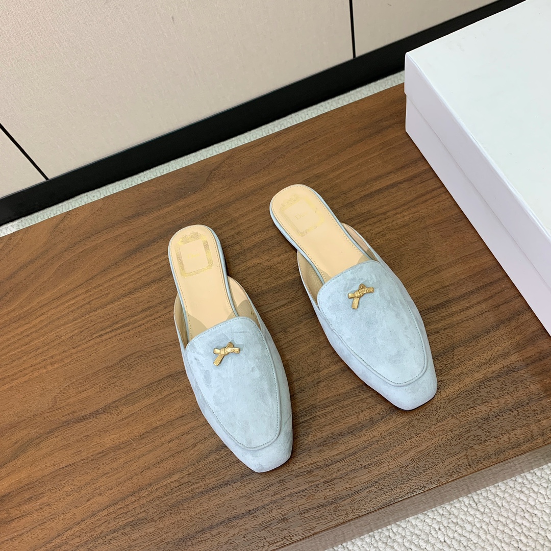 【D*or】蝴蝶结包头拖。修长方形鞋头和精致的金色饰面金属蝴蝶结装饰。采用绒面羊皮革精心制作，彰显舒适穿