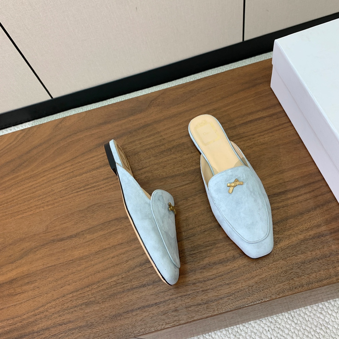 【D*or】蝴蝶结包头拖。修长方形鞋头和精致的金色饰面金属蝴蝶结装饰。采用绒面羊皮革精心制作，彰显舒适穿