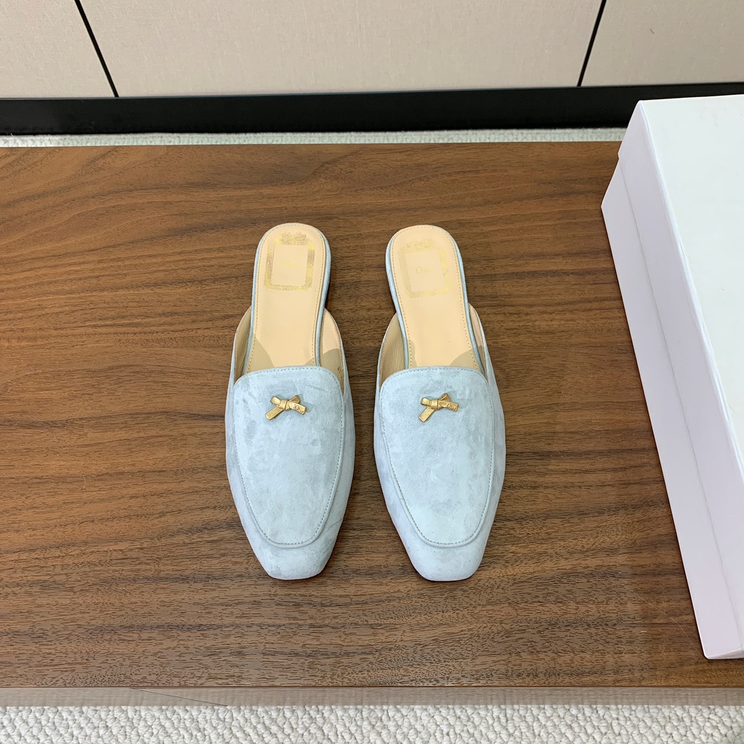【D*or】蝴蝶结包头拖。修长方形鞋头和精致的金色饰面金属蝴蝶结装饰。采用绒面羊皮革精心制作，彰显舒适穿