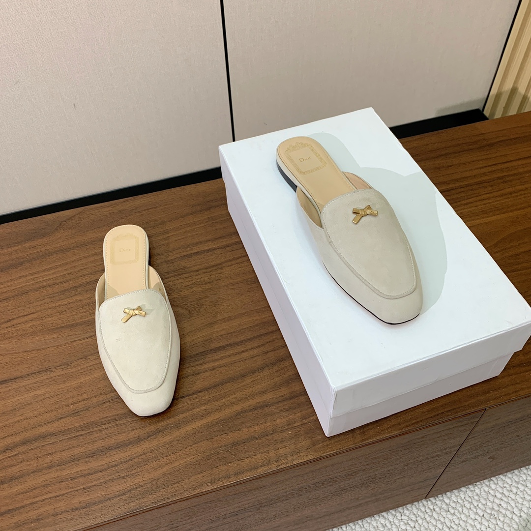 【D*or】蝴蝶结包头拖。修长方形鞋头和精致的金色饰面金属蝴蝶结装饰。采用绒面羊皮革精心制作，彰显舒适穿